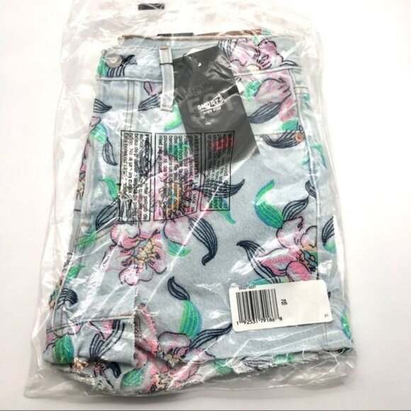 Levi’s 501 Hella Bloom Cut-Off High-Rise S… - Picture 5 of 9